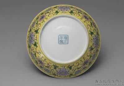 图片[3]-Dish with lotus in yellow ground of falangcai painted enamels, Qing dynasty, Yongzheng reign (1723-1735)-China Archive